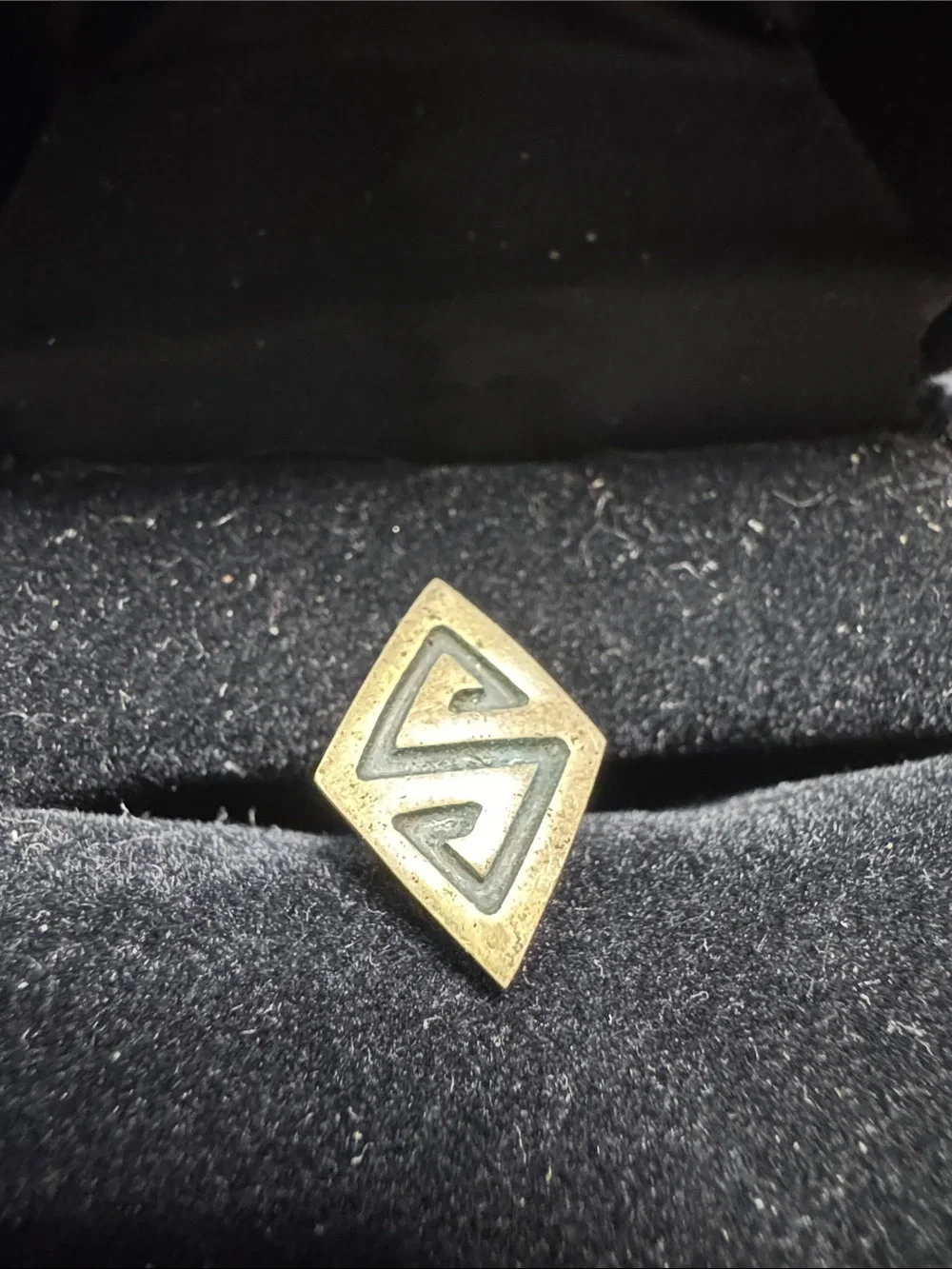 Source Unknown Gold-Tone Geometric Men's Pin with Black Inlay